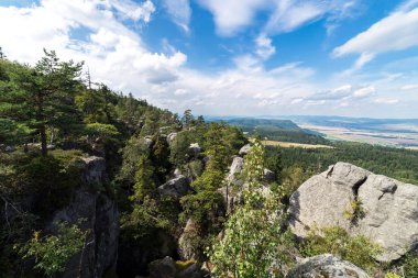 Güzel yaz dağ manzara bulutlar ile