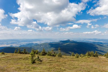 Güzel yaz dağ manzara bulutlar ile