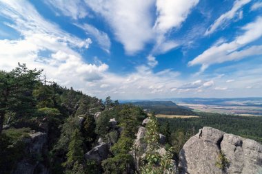 Güzel yaz dağ manzara bulutlar ile