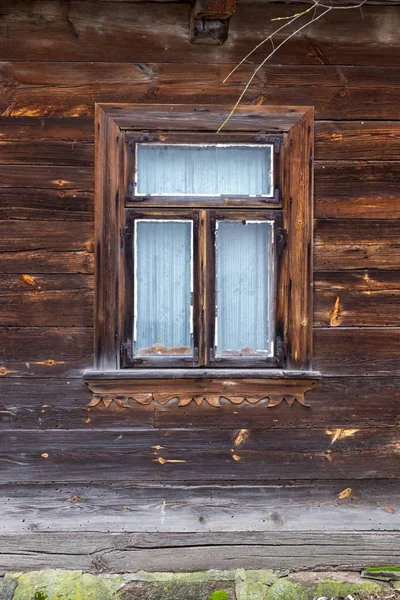 La vieja ventana de la vieja casa de madera. Fondo de paredes de madera — Foto de Stock