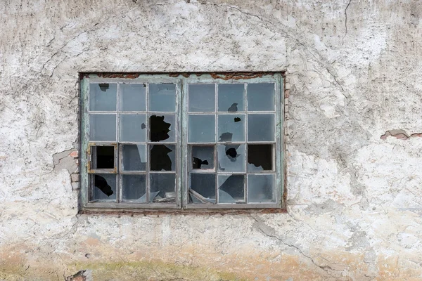 Altes Fenster in historischem Gebäude — Stockfoto