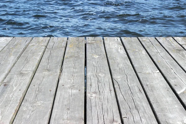 Alte kleine Seebrücke über dem See — Stockfoto