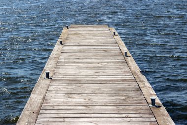 Göl üzerinde eski küçük iskele