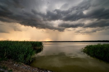 Yaz aylarında göl manzara. Mavi gökyüzü