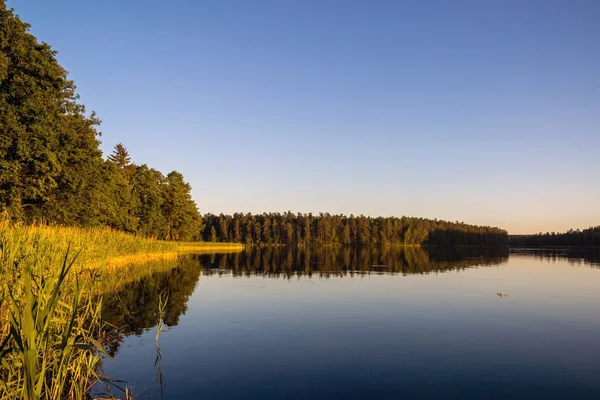 Landskap med sjön på sommaren. Blå himmel — Stockfoto