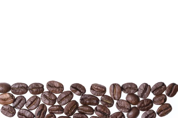 Beyaz arka planda izole kahve çekirdekleri — Stok fotoğraf