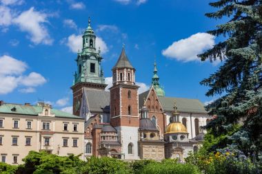 Krakow, Polonya, 21 Temmuz 2016: Wawel Royal Castle Courtyard, Krakow. Kule