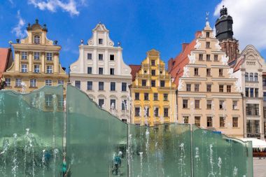 Wroclaw, Polonya - 6 Temmuz 2014: Çeşme pazar meydanında 