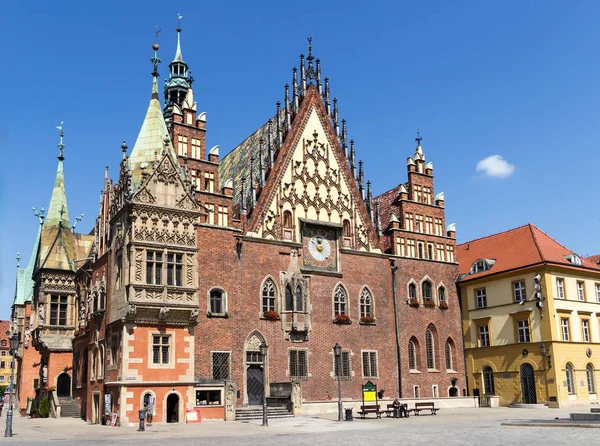 Wroclaw, Polen - 6 juli 2014: Old Town Hall op marktplein — Stockfoto