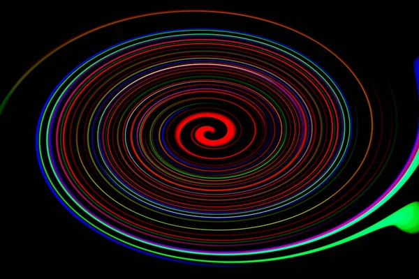 Abstract kleurrijk cirkels gloed over zwart — Stockfoto