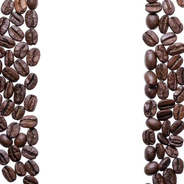 Grains de café isolés sur un fond blanc — Photo