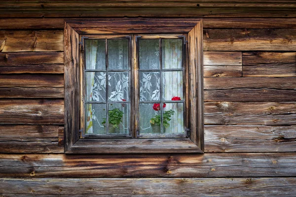 Het oude venster van oude houten huis. Achtergrond van houten muren — Stockfoto