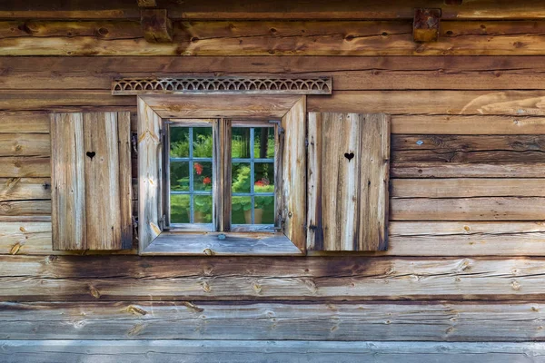 A régi ablak, a régi, fából készült ház. Háttérben a fából készült falak — Stock Fotó