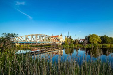 Bridge Narew Nehri ve Barok Kilisesi üzerinde göster
