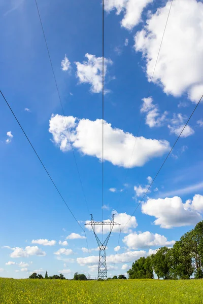 Power pylons and high voltage lines — Stock Photo, Image