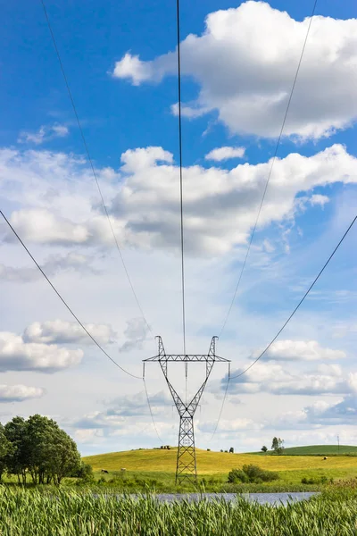 Macht-masten en hoogspanning lijnen — Stockfoto