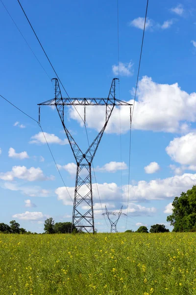 Piloni di potenza e linee ad alta tensione . — Foto Stock