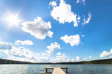 Yaz aylarında göl manzara. Mavi gökyüzü