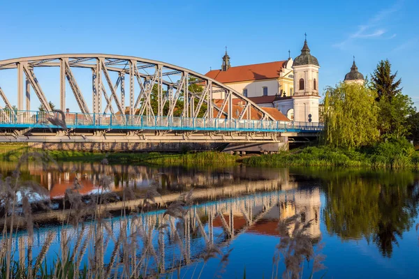 Nézd a hídon át a Narew-folyó és a barokk templom — Stock Fotó