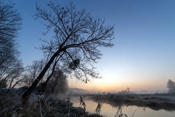 Een prachtige zonsopgang over de mistige rivier. — Stockfoto