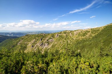 Güzel yaz dağ manzara bulutlar ile