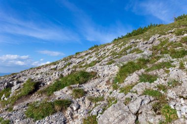 Güzel yaz dağ manzara bulutlar ile