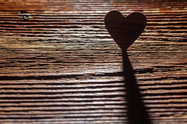 Silhouette des Herzens auf einem Holzbrett. — Stockfoto