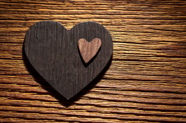 Coração de madeira no fundo de madeira velho — Fotografia de Stock