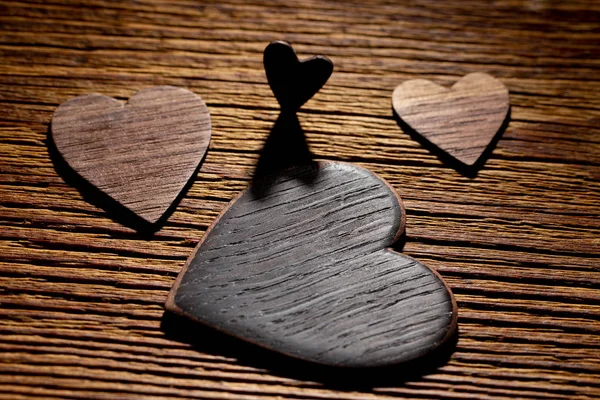 Corazón de madera sobre fondo de madera viejo — Foto de Stock