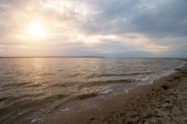 Deniz kenarında güzel bir gün batımı