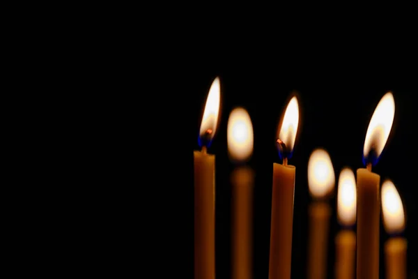 Heldere kaarsen in donker — Stockfoto