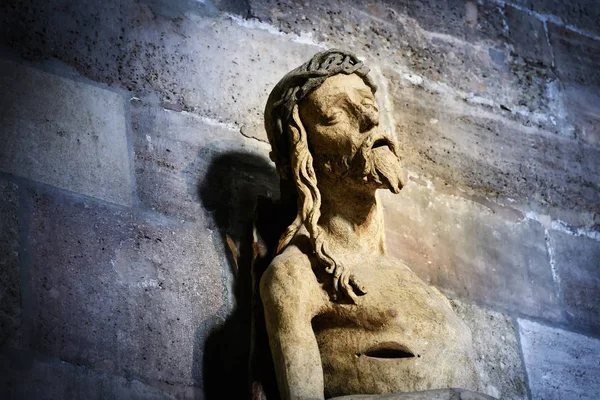 Каменная статуя Иисуса — стоковое фото
