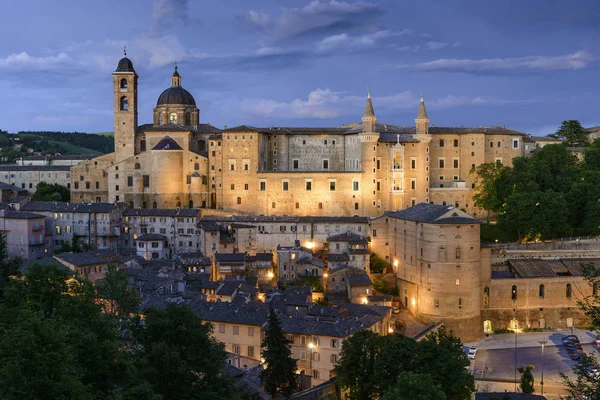 Upplysta slottet Urbino Italien — Stockfoto