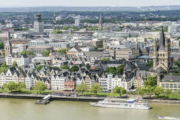 城市景观科隆与莱茵河 — 图库照片