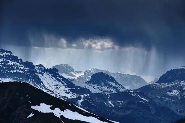 Klippor och berg i Sydtyrolen Italien med hårt väder — Stockfoto