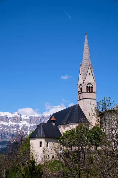 Kerk in het dorp Livinallongo del Col di Lana in Italië — Stockfoto