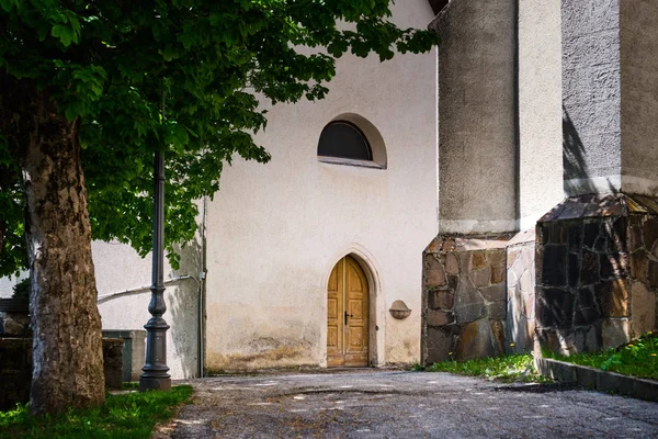 Kostel v obci Livinallongo del Col di Lana v Itálii — Stock fotografie
