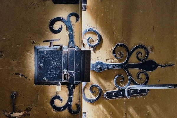 Дверь в монастырь Сейбен — стоковое фото
