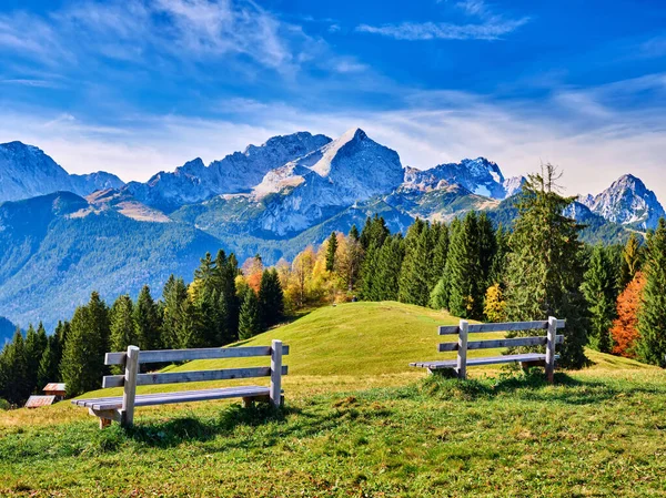 Vista sulle Alpi in autunno in una giornata di sole — Foto Stock