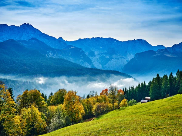 Sonbaharda güneşli bir günde Alplere bak — Stok fotoğraf