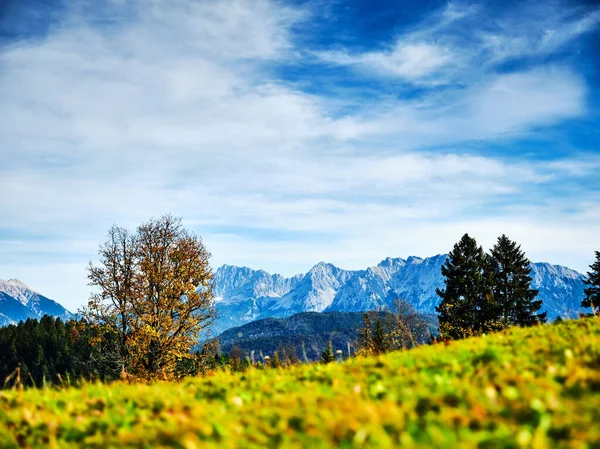 Vista para os alpes no outono em um dia ensolarado — Fotografia de Stock