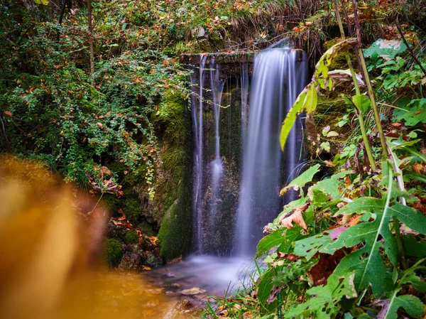 Small waterfall with foliage in Garmisch-Partenkirchen in autumn — Stock Photo, Image