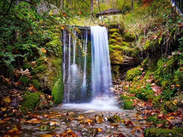 Pequena cachoeira com folhagem em Garmisch-Partenkirchen no outono — Fotografia de Stock