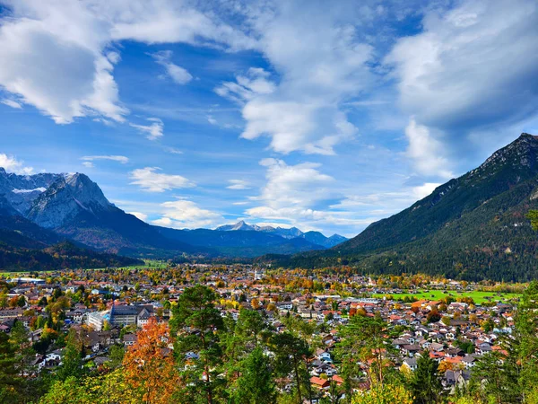Kasabaya bakın Garmisch-Partenkirchen Sonbaharı — Stok fotoğraf