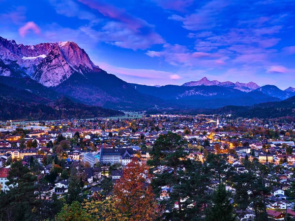 Melihat ke Garmisch-Partenkirchen dan Zugspitze saat matahari terbit — Stok Foto