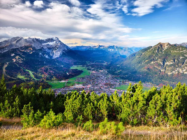 Vista para os alpes do topo da montanha Wank em Garmisch-Parte — Fotografia de Stock