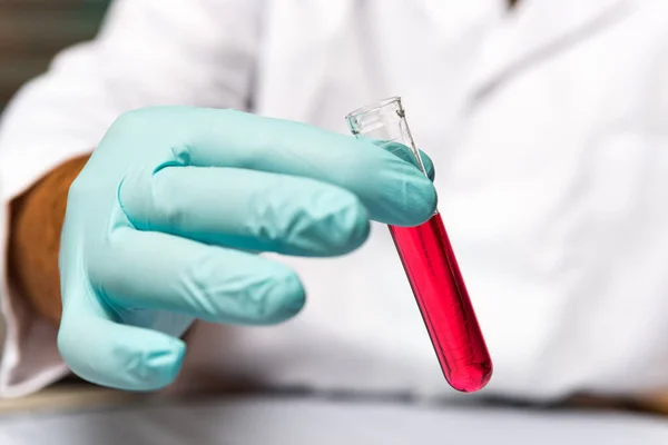 Científico Con Tubo Ensayo Líquido Rojo Una Mano Obra — Foto de Stock