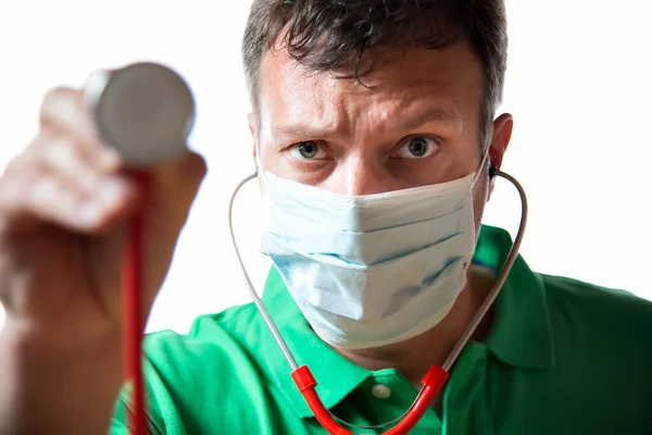 コロナウイルスから守るために聴診器と呼吸器を備えた医師または看護師 — ストック写真