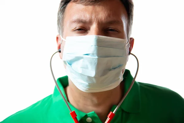 Läkare Eller Sjuksköterska Med Stetoskop Och Respirator För Att Skydda — Stockfoto