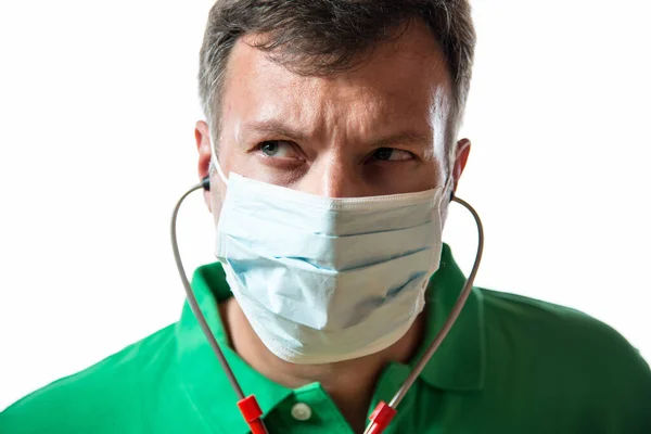 医生或护士使用听诊器及呼吸器 以防止感染电晕病毒 — 图库照片